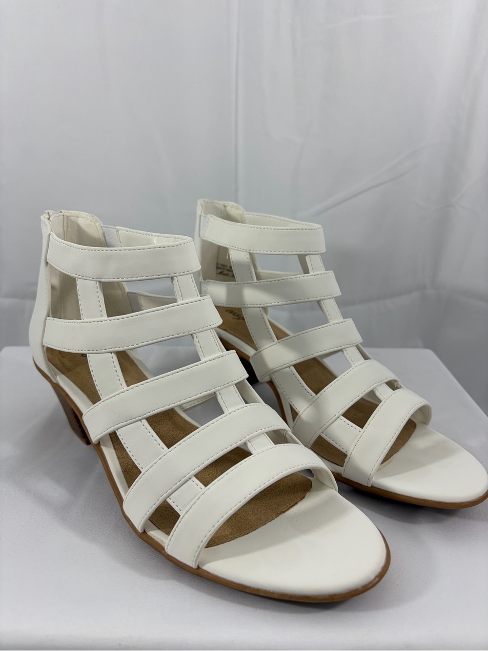 NWT Easy Street Women's Size 8.5 White Multi-Strap Low Heel Sandals